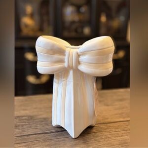 Elegant White Bow and cream ceramic Vase ✨ 7” x 5”
